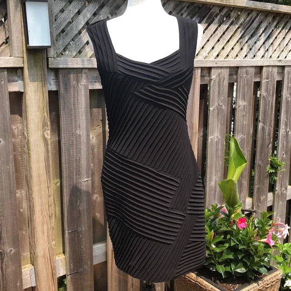 Calvin Klein size 8 black dress side zipper excellent condition - Picture 1 of 7